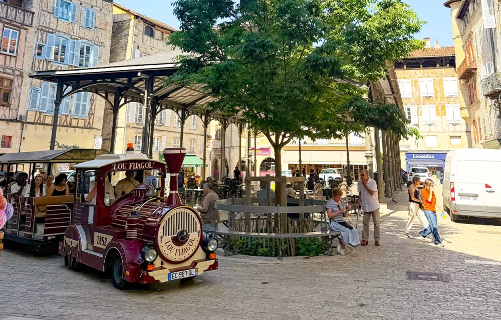 petit-train-sous-la-halle-figeac